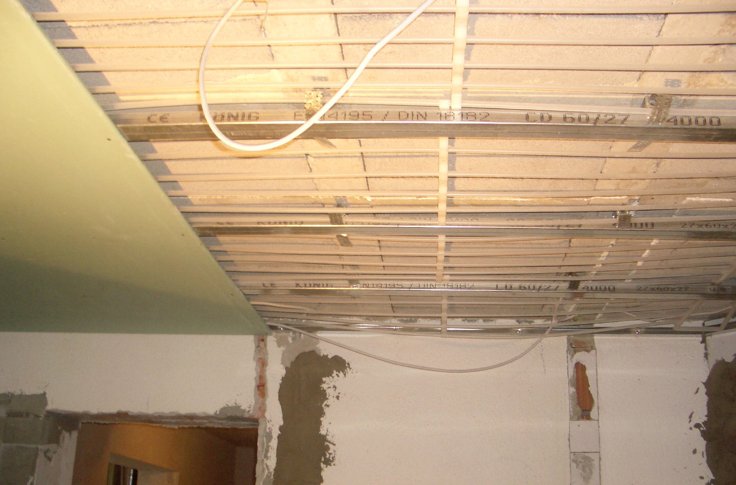 Montage aufgelegt auf Trockenbau-Decke.